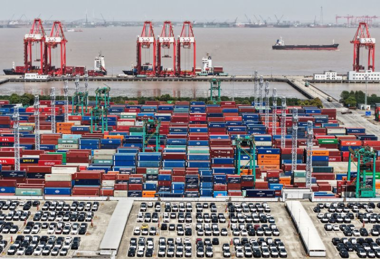 Des véhicules électriques destinés à l'exportation dans un port de Shanghai