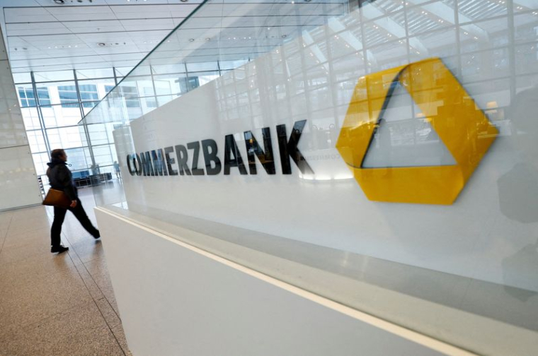 Le logo de l'entreprise est visible au siège de Commerzbank à Francfort