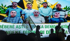 Des partisans du fondateur emprisonné du PKK, Abdullah Öcalan, assistent à un rassemblement diffusant une déclaration télévisée dans la ville à majorité kurde de Qamishli, dans le nord-est de la Syrie, le 9 juillet 2025 ( AFP / Delil SOULEIMAN )