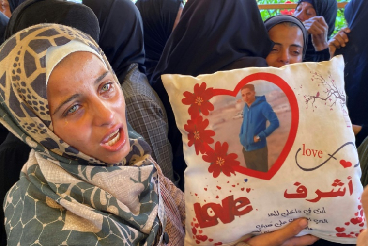 Une Palestinienne pleure après avoir perdu un proche dans une frappe israélienne, à Khan Younès, dans le sud de la bande de Gaza, le 4 juillet 2025 ( AFP / - )