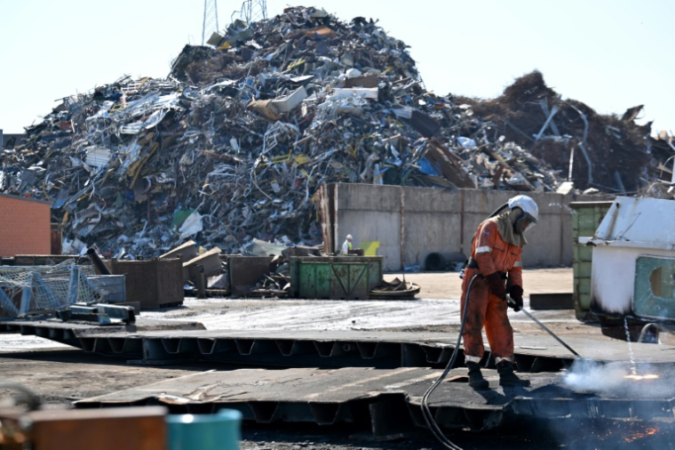 Un employé sur le chantier Galloo de démantèlement de bateaux à Gand, en Belgique, le 29 avril 2025 ( AFP / Nicolas TUCAT )