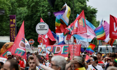 Des participants défilent lors de la parade de la Pride de Londres le 5 juillet 2025 ( AFP / BENJAMIN CREMEL )