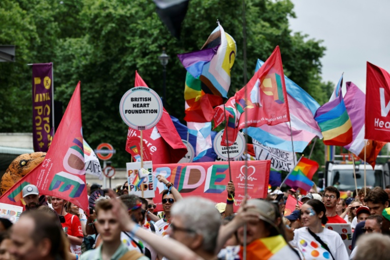 Des participants défilent lors de la parade de la Pride de Londres le 5 juillet 2025 ( AFP / BENJAMIN CREMEL )