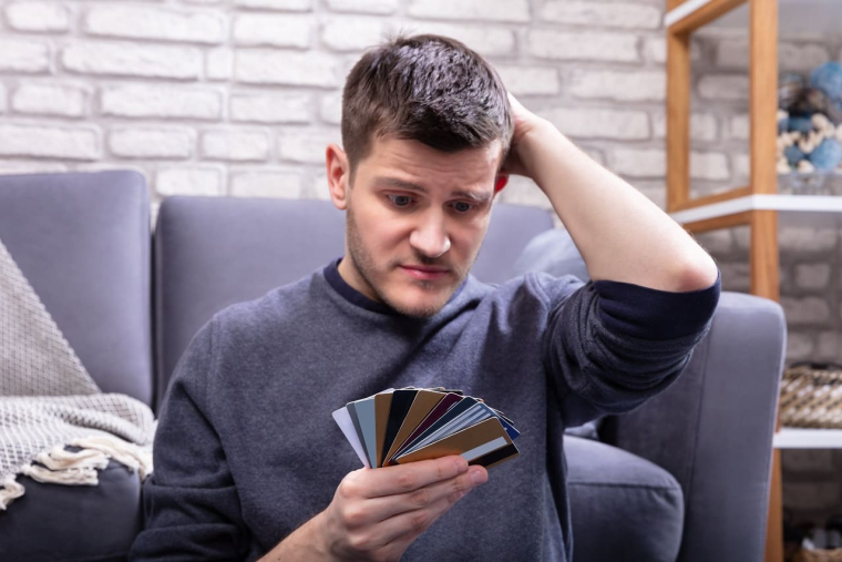 (Comment ne pas subir de plein fouet la hausse des frais bancaires annoncée pour 2025 ?- Crédit photo : Adobe Stock)