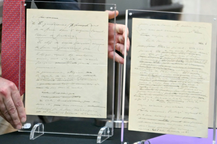 Le manuscrit de l'Appel du 18 juin de Charles de Gaulle lors de sa remise officielle par sa famille à l'État, à Paris le 12 juin 2025 ( AFP / EMMA DA SILVA )