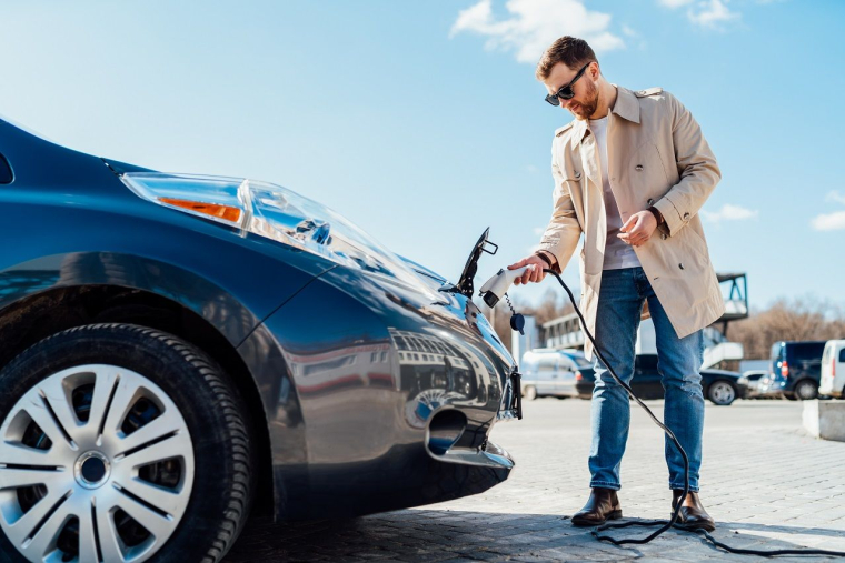 En novembre, plus d'un Français sur cinq a craqué pour une voiture électrique ou une hybride électrique. (Crédits photo : Adobe Stock - )