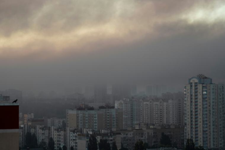 La fumée dans le ciel de Kiev après les frappes russes sur la capitale ukrainienne le 4 juillet 2025 ( AFP / OLEKSII FILIPPOV )