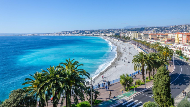 Partir à Nice pour un avant-goût de vacances et s’imprégner d’une ambiance unique en France crédit photo : Shutterstock