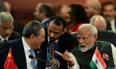 Au sommet annuel des Brics à Rio de Janeiro, le Premier ministre chinois Li Qiang (à gauche) parle avec le Premier ministre indien Narendra Modi (à droite) ( AFP / Pablo PORCIUNCULA )
