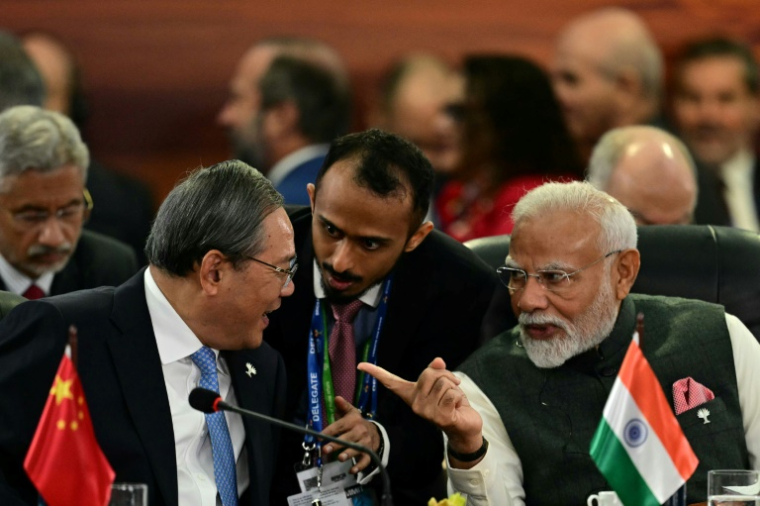 Au sommet annuel des Brics à Rio de Janeiro, le Premier ministre chinois Li Qiang (à gauche) parle avec le Premier ministre indien Narendra Modi (à droite) ( AFP / Pablo PORCIUNCULA )