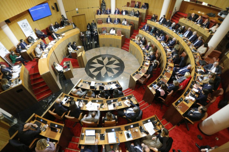 Des membres de la collectivité de Corse dans l'hémicycle de l'Assemblée régionale corse à Ajaccio le 27 mars 2024 ( AFP / PASCAL POCHARD-CASABIANCA )