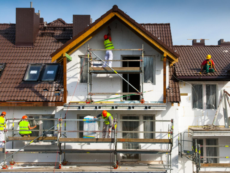 Certains particuliers et certains types de logements sont exonérés de taxe foncière crédit photo : Katarzyna Wojtasik/Shutterstock / Katarzyna Wojtasik