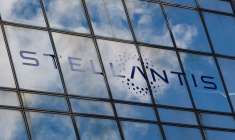 Le logo de Stellantis sur le bâtiment de l'entreprise à Poissy