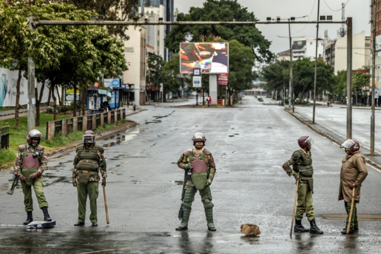 Des policiers déployés près du quartier central des affaires avant d'éventuelles manifestations de la Journée "Saba Saba" à Nairobi, le 7 juillet 2025 au Kenya ( AFP / Luis TATO )