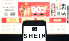 L'association de défense des consommateurs UFC-Que Choisir a annoncé mercredi saisir la Commission européenne "afin de l'alerter sur les dérives persistantes" de certains vendeurs en ligne comme Amazon, Shein ou Cdiscount, qui pratiquent selon elle de "fausses promotions" ( AFP / MANAN VATSYAYANA )