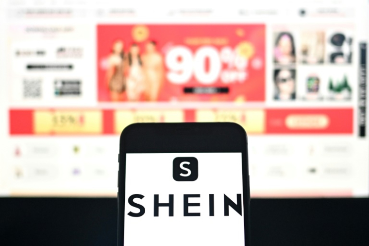 L'association de défense des consommateurs UFC-Que Choisir a annoncé mercredi saisir la Commission européenne "afin de l'alerter sur les dérives persistantes" de certains vendeurs en ligne comme Amazon, Shein ou Cdiscount, qui pratiquent selon elle de "fausses promotions" ( AFP / MANAN VATSYAYANA )
