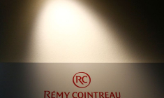 Le logo de Remy Cointreau SA est photographié dans la distillerie Cointreau à Saint-Barthélemy-d'Anjou près d'Angers
