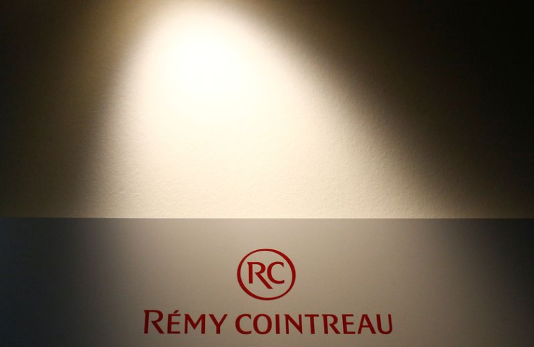 Le logo de Remy Cointreau SA est photographié dans la distillerie Cointreau à Saint-Barthélemy-d'Anjou près d'Angers