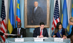Le secrétaire d'Etat américain Marco Rubio (centre) et ses homologues congolaise Thérèse Kayikwamba Wagner (droite) et rwandais Olivier Nduhungirehe (L) pendant la signature de l'accord de paix, le 27 juin 2025 à Washington ( AFP / Mandel NGAN )