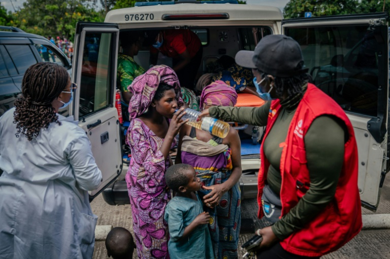 Un médecin de l'organisation humanitaire Save the Children vient en aide à des déplacés rwandais à la frontière, le 19 mai 2025 à Goma, dans l'est de la RDC ( AFP / Jospin Mwisha )