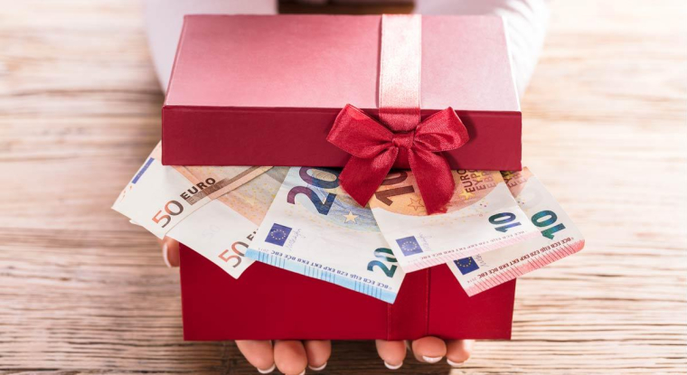 Utiliser le don manuel permet d'économiser les frais de notaires mais ça n'est pas sans risque. (© Adobestock)