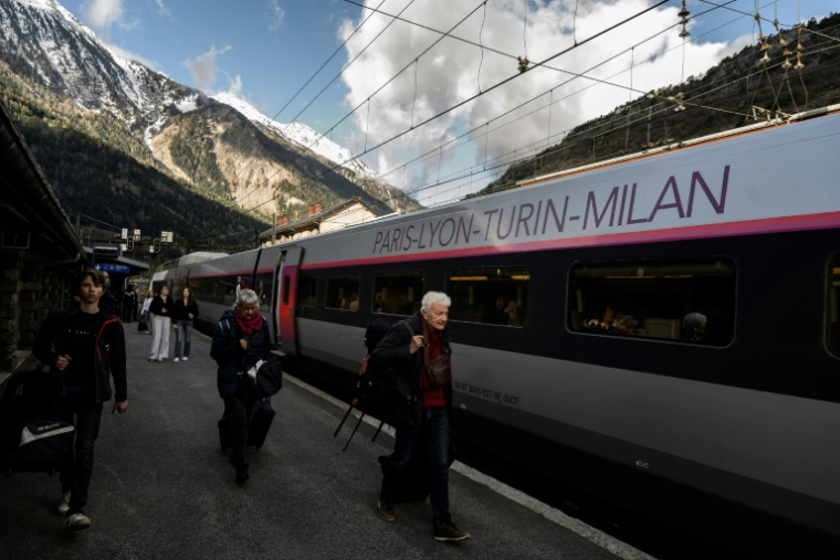 Le trafic ferroviaire entre Paris et Milan est interrompu au moins plusieurs jours, a indiqué mardi la SNCF ( AFP / JEAN-PHILIPPE KSIAZEK )