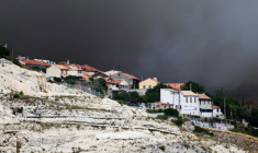 Nuage de fumée au dessus de Marseille provoqué par les incendies, le 8 juillet 2025 ( AFP / CLEMENT MAHOUDEAU )