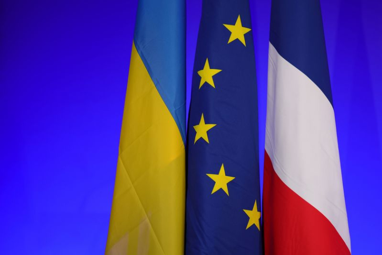Un drapeau ukrainien, un drapeau de l'Union européenne et un drapeau français, à Paris