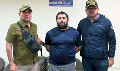 Sur cette photo diffusée par l'armée équatorienne, Adolfo Macias, alias "Fito" (centre), est entouré du ministre de la Défense Carlo Loffredo (gauche) et du ministre de l'Intérieur John Reimberg, le 25 juin 2025 à Manta (Equateur) ( Ecuadorean Army / Handout )