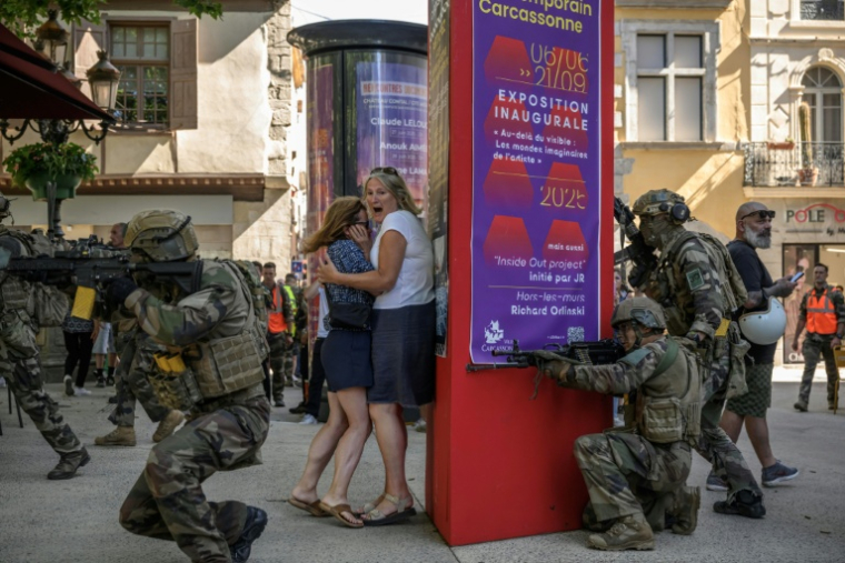 Des soldats du 3e Régiment de parachutistes d'infanterie de marine participent à un exercice militaire intitulé « Cathare 25 », dans la cité historique de Carcassonne le 27 juin 2025 ( AFP / Ed JONES )