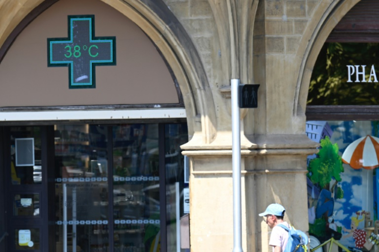 Une pharmacie affiche une température de 38° à Thionville (Moselle) le 2 juillet 2025 ( AFP / Jean-Christophe VERHAEGEN )