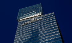 Le logo de Saint-Gobain est visible au siège de la société dans le quartier financier et d'affaires de La Défense