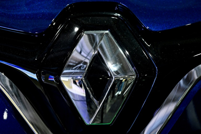 Le constructeur automobile français Renault a annoncé mardi une modification de son traitement comptable des actions Nissan qu'il possède encore, provoquant une perte comptable ponctuelle de 9,5 milliards d'euros ( AFP / JULIEN DE ROSA )