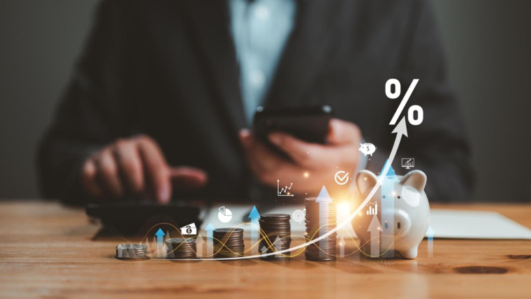 Le dernier rapport de l'AMF montre une augmentation notable des transactions des investisseurs particuliers en France, avec une forte croissance des ETF en 2024. (Crédit photo : Shutterstock)
