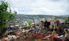 Destructions du cyclone Chido dans le bidonville de Cavani, à Mamoudzou, à Mayotte, le 2 janvier 2025 ( AFP / JULIEN DE ROSA )