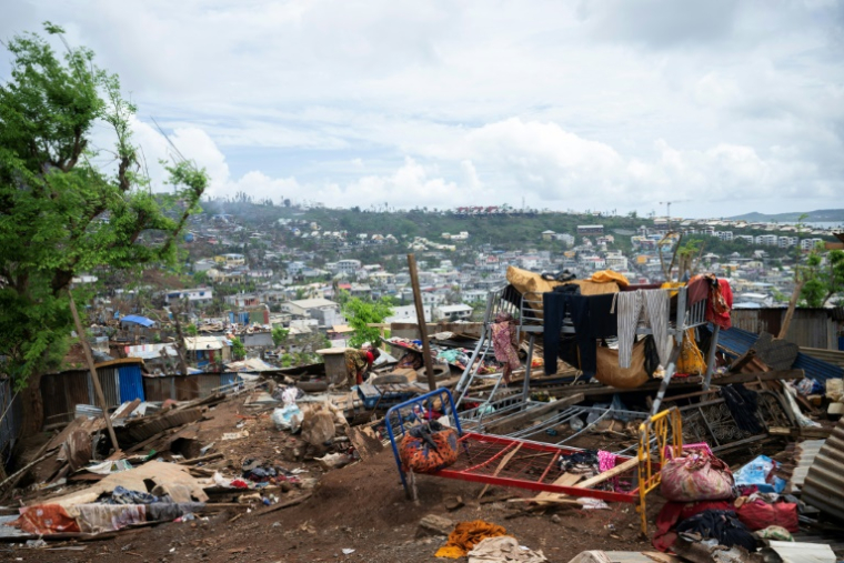 Les destructions après le passage du cyclone Chido dans le bidonville de Cavani, à Mamoudzou, sur l'île de Mayotte, le 2 janvier 2025 ( AFP / JULIEN DE ROSA )