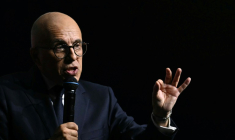 Le président du groupe parlementaire UDR Eric Ciotti s'exprime sur scène au Casino de Paris, à Paris, le 24 juin 2025 ( AFP / Julie SEBADELHA )