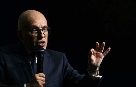 Le président du groupe parlementaire UDR Eric Ciotti s'exprime sur scène au Casino de Paris, à Paris, le 24 juin 2025 ( AFP / Julie SEBADELHA )