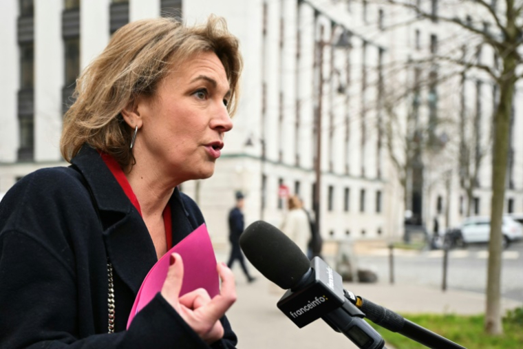 La responsable  du syndicat CFDT Marylise Léon s'adresse à la presse à son arrivée pour une réunion avec le Premier ministre français et les syndicats au ministère du Travail, à Paris, le 17 janvier 2025 ( AFP / Bertrand GUAY )