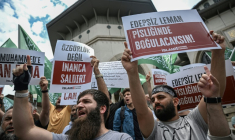 Des manifestants protestent contre un magazine satirique turc accusé d'avoir publié un dessin moquant le prophète, dans le centre d'Istanbul, le 1er juillet 2025 ( AFP / Ozan KOSE )