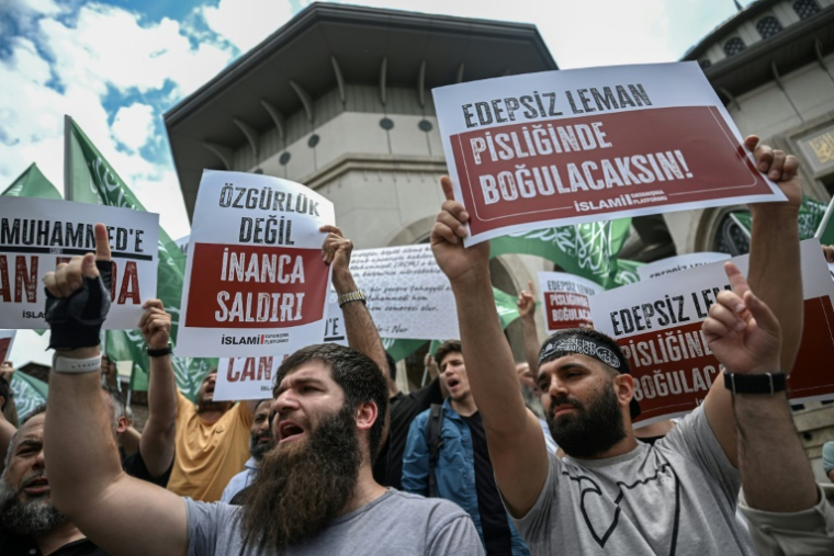 Des manifestants protestent contre un magazine satirique turc accusé d'avoir publié un dessin moquant le prophète, dans le centre d'Istanbul, le 1er juillet 2025 ( AFP / Ozan KOSE )