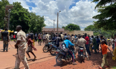 Une foule se rassemble autour d'un homme soupçonné d'avoir participé à une tentative d'attaque déjouée devant la base militaire de Kati, au Mali, le 22 juillet 2022 ( AFP / - )