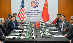 Le secrétaire d'État américain Marco Rubio (2e g) et le ministre chinois des Affaires étrangères Wang Yi (2e d) lors d'une rencontre en marge de la 58e réunion des ministres des Affaires étrangères de l'Asean à Kuala Lumpur, le 11 juillet 2025 en Malaisie ( POOL / Mandel NGAN )