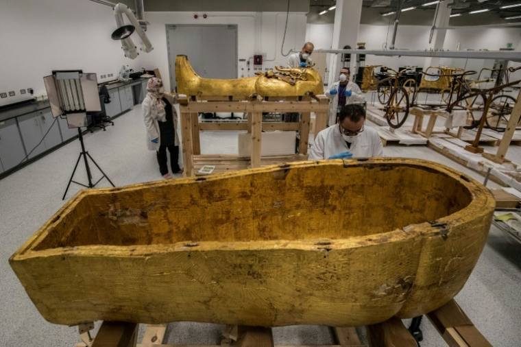 Des archéologues effectuent des restaurations sur le sarcophage en or de l'ancien pharaon égyptien Toutânkhamon au laboratoire de restauration du Grand Musée égyptien (GEM) à Gizeh, dans la banlieue sud-ouest du Caire, le 13 avril 2020 en Egypte ( AFP / Khaled DESOUKI )
