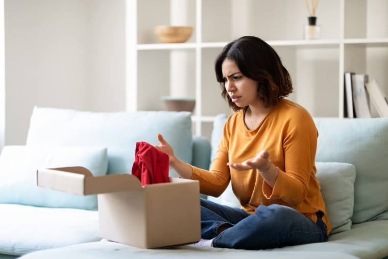 (Crédits photo : Adobe Stock - Femme déçue de sa commande internet  reçue, suite à une arnaque)