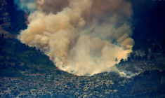 Les fumées de l'incendie de forêt près de Tarragone le 8 juillet 2025 ( AFP / JOSE JORDAN )