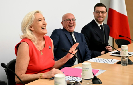 Marine Le Pen, Eric Ciotti et Jordan Bardella, à l'Assemblée nationale à Paris, le 28 juin 2025 ( AFP / Julie SEBADELHA )