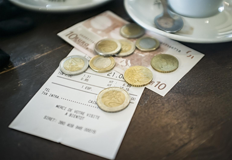 Nos astuces pour voir réduire votre addition au restaurant. ( crédit photo : Getty Images )