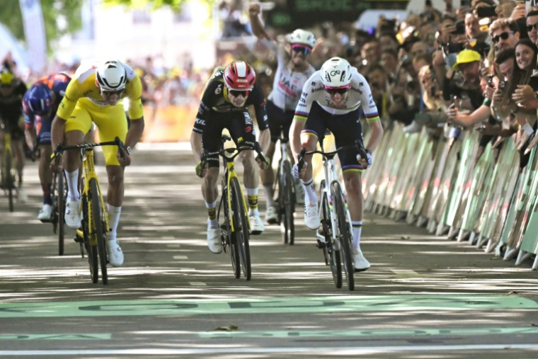 Tadej Pogacar (D) s'impose sur la ligne d'arrivée devant le maillot jaune Mathieu van der Poel et le Danois Jonas Vingegaard, le 8 juillet 2025 à Rouen ( AFP / Loic VENANCE )