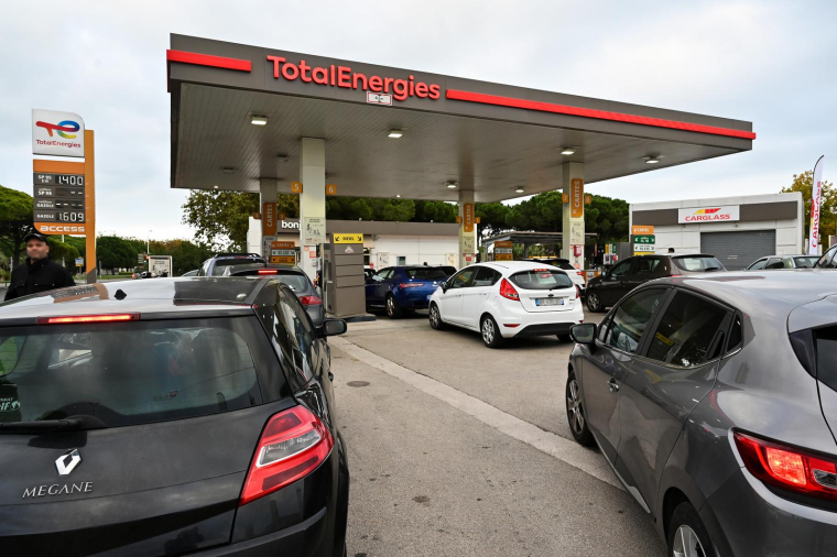 Des voitures font la queue à une station-service TotalEnergies, le 5 octobre 2022 à Palavas les Flots. ( AFP / Pascal GUYOT )
